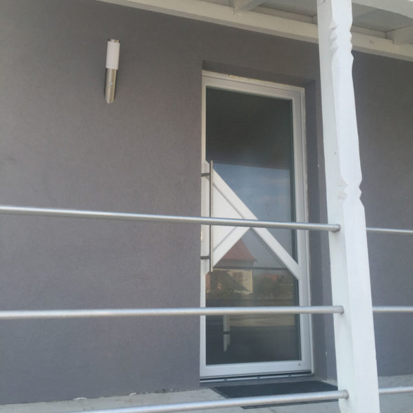 Réalisation Logireno porte PVC vitrée