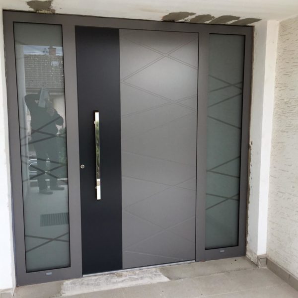 Porte alu gris entrée d'immeuble Alsace